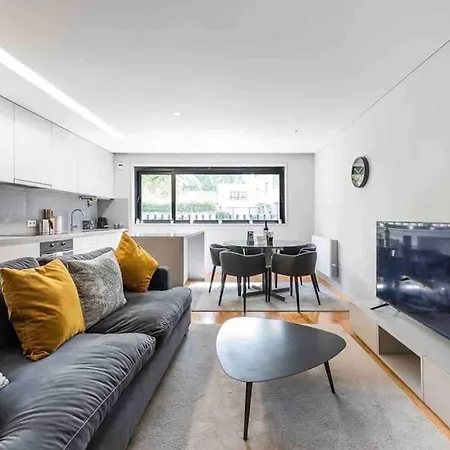 New Lux 2br Flat Free Parking Cedofeita