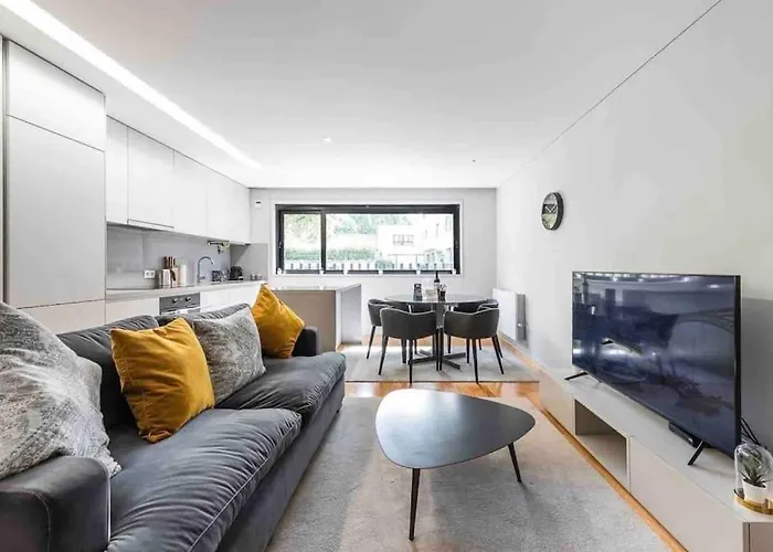 New Lux 2br Flat Free Parking Cedofeita